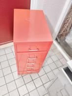 heel mooi rood ijzeren kastje op  wieletjes, Huis en Inrichting, Kasten | Lockerkasten, Ophalen, Zo goed als nieuw