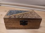 Houten kistje met houtsnijwerk uit India, Huis en Inrichting, Woonaccessoires | Kisten, Ophalen, Minder dan 50 cm, Minder dan 50 cm
