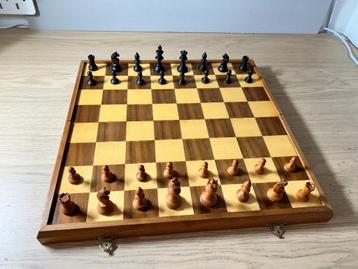 Houten Schaakbord met Schaakstukken (1) beschikbaar voor biedingen