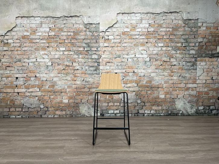 Coalesse Enea Lottus bij TheReSales, Huis en Inrichting, Barkrukken, Zo goed als nieuw, 60 tot 90 cm, Hout, Metaal, 1 kruk, Ophalen of Verzenden