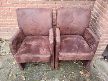 2 Eetkamerstoelen met wieltjes beschikbaar voor biedingen