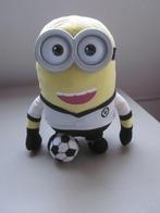 Grote Minion knuffel met bril en voetbal hij heeft nummer 4, Ophalen of Verzenden, Nieuw, Overige typen
