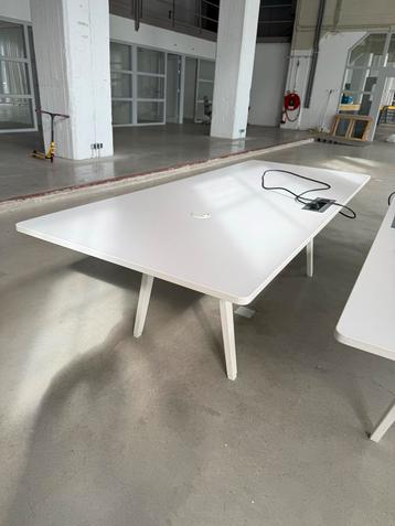 Vitra Joyn Design Bureautafel met Stopcontact beschikbaar voor biedingen