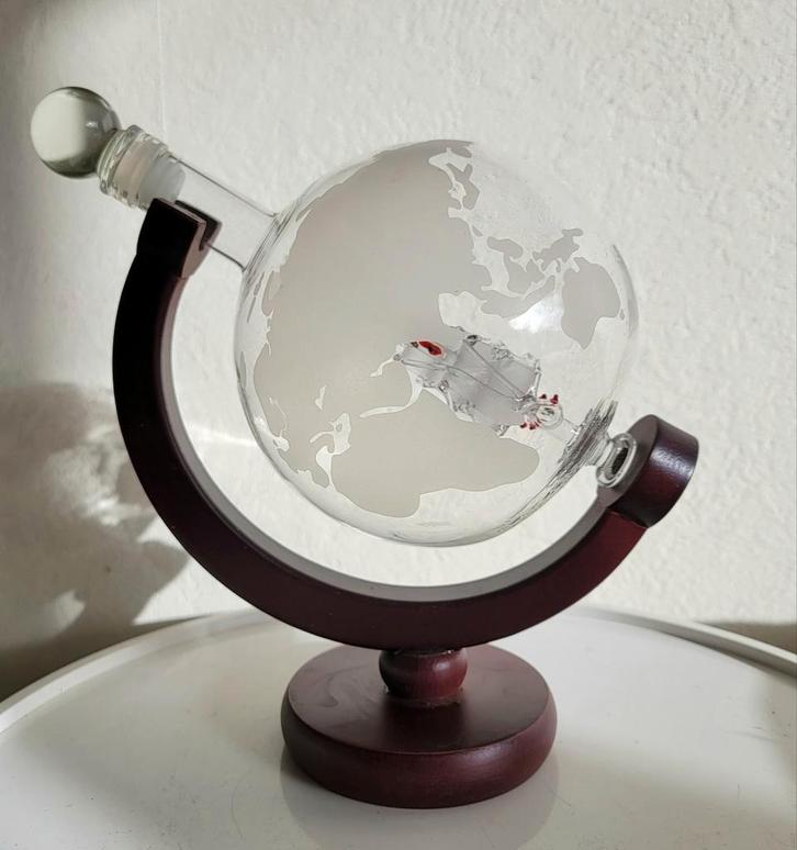 Karaf in de vorm van een wereldbol., Huis en Inrichting, Keuken | Servies, Zo goed als nieuw, Glas of Glazen, Overige stijlen