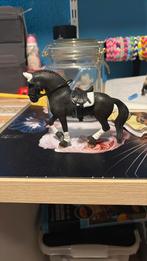 Schleich hengst met tuig, Verzamelen, Dierenverzamelingen, Ophalen of Verzenden, Zo goed als nieuw, Paard, Beeldje of Figuurtje