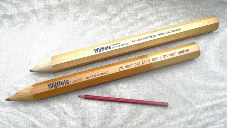2 megagrote reclame potloden Wijffels Tilburg  29 cm., Verzamelen, Merken en Reclamevoorwerpen, Zo goed als nieuw, Gebruiksvoorwerp