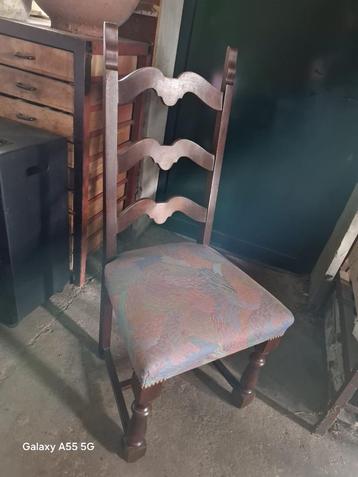 6 eetkamer stoelen beschikbaar voor biedingen