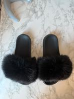 Zwarte fluffy slippers maat 38/39, Kleding | Dames, Schoenen, Ophalen of Verzenden, Gedragen, Zwart, Slippers
