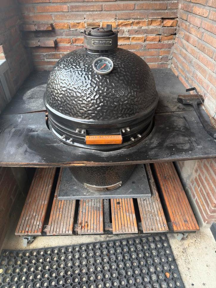 The Bastard Large Kamado Grill, Tuin en Terras, Houtskoolbarbecues, Gebruikt, Met accessoires, Ophalen