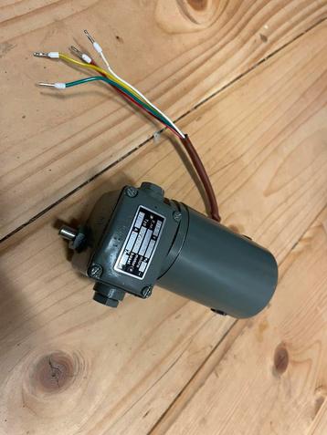 Motor met vertraging (2000/3200 rpm). 110VDC /0,25A beschikbaar voor biedingen