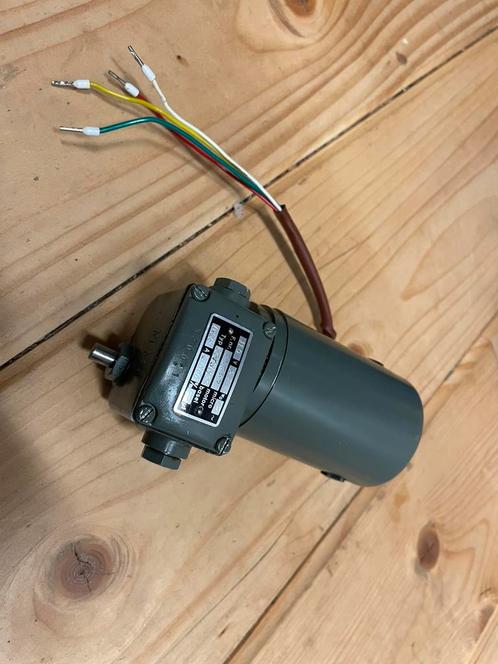 Motor met vertraging (2000/3200 rpm). 110VDC /0,25A, Hobby en Vrije tijd, Elektronica-componenten, Gebruikt, Ophalen of Verzenden