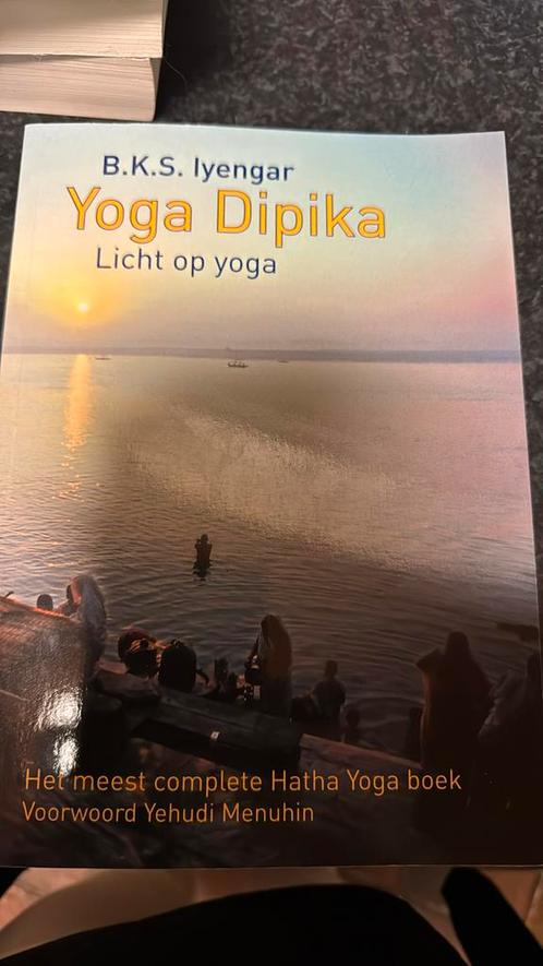 B.K.S. Iyengar - Yoga dipika (licht op yoga), Boeken, Esoterie en Spiritualiteit, Zo goed als nieuw, Instructieboek, Meditatie of Yoga