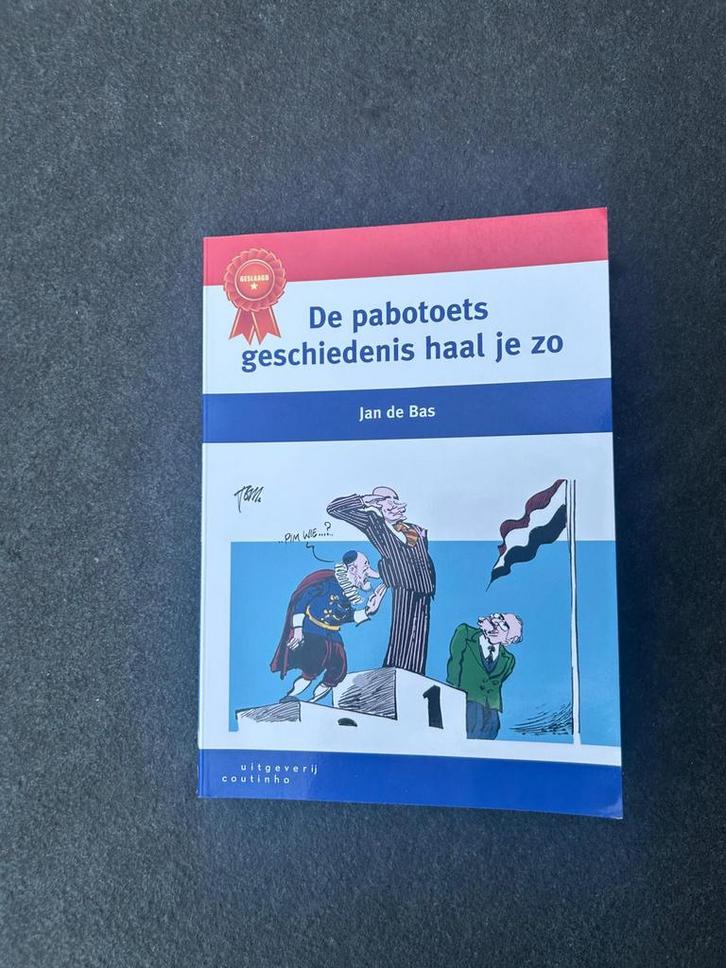 Jan de Bas - De pabotoets geschiedenis haal je zo, Boeken, Geschiedenis | Vaderland, Nieuw, 20e eeuw of later, Ophalen of Verzenden