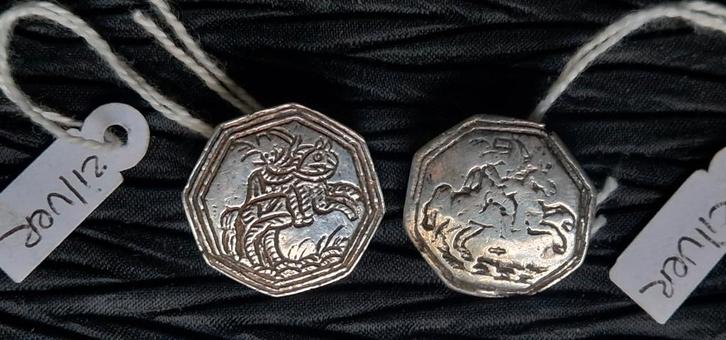 2 antieke zilveren knopen primitief met ruiter te paard, Antiek en Kunst, Antiek | Kleding en Accessoires, Ophalen of Verzenden