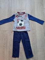 Pyjama maat 110 met voetbal, Ophalen of Verzenden, Gebruikt, Jongen, Nacht- of Onderkleding