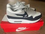 Nike Air Max 1 Essential - Summit White Navy - Maat 44, Wit, Nieuw, Ophalen of Verzenden, Sneakers of Gympen
