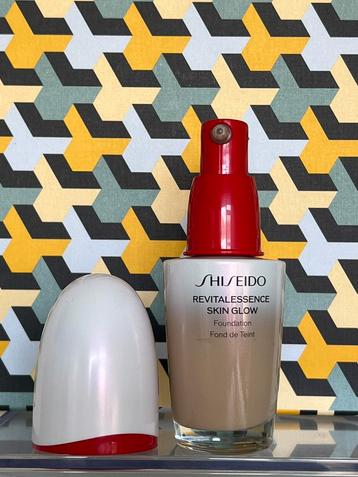 Shiseido Revitalessence Skin Glow Foundation 330 Bamboo  beschikbaar voor biedingen