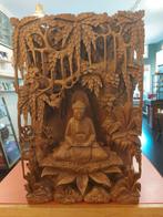 Antiek houtsnijwerk van Budha op de lotusbloem, Ophalen