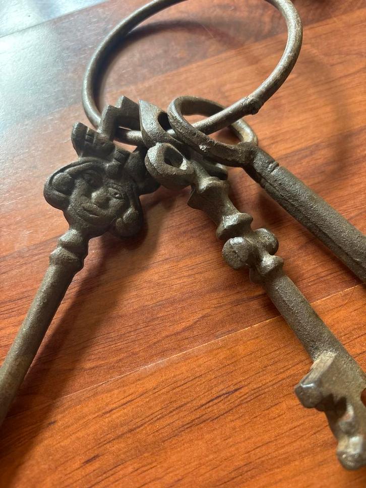 Decoratieve antieke sleutelbossen – gietijzer (set van 2), Antiek en Kunst, Antiek | Kandelaars, Overige materialen, Ophalen