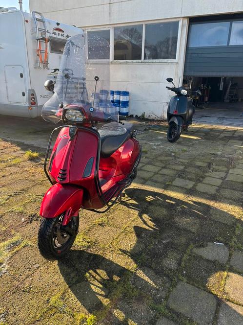 Vespa sprint 50cc Candy red/gps/alarm, Fietsen en Brommers, Brommers | Vespa, Ophalen