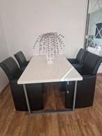 Witte tafel met 4 zwart leren stoelen, Huis en Inrichting, Ophalen of Verzenden, Zo goed als nieuw, 4 tot 6 stoelen