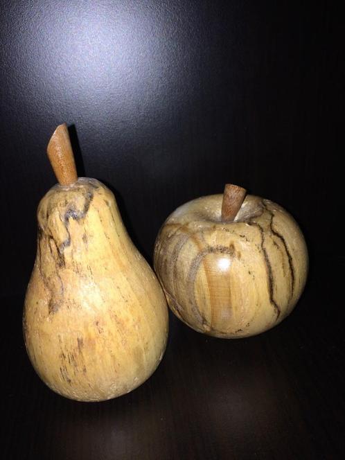 Houten Fruit beeldjes | Appel (H7cm) & Peer (H10cm), Antiek en Kunst, Kunst | Beelden en Houtsnijwerken, Ophalen of Verzenden