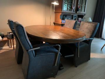 Eethoek met 4 verrijdbare stoelen | ophalen in Oss beschikbaar voor biedingen