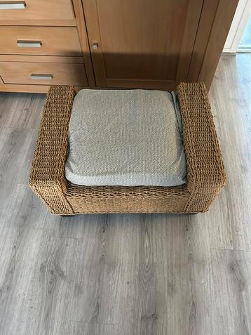 Leuk bankje voor de hond of kat  beschikbaar voor biedingen