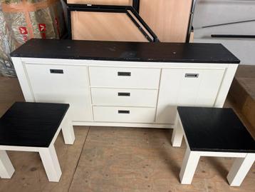 Dressoir met 2 tafeltjes 2 meter lang beschikbaar voor biedingen