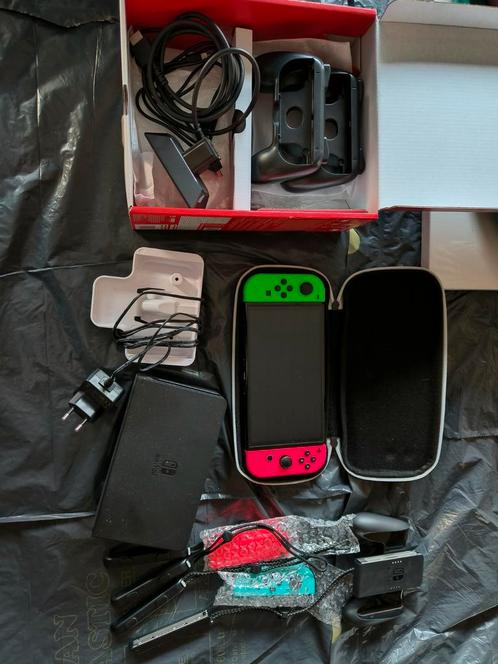 Nintendo switch OLED with extra Joy-Cons and 3 games, Spelcomputers en Games, Spelcomputers | Nintendo Switch, Zo goed als nieuw