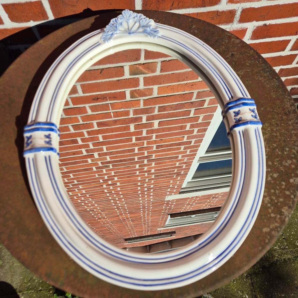 Ovale spiegel met porseleinen rand, blauw decor 52hx42br, Ophalen, Minder dan 50 cm, Zo goed als nieuw, Minder dan 100 cm