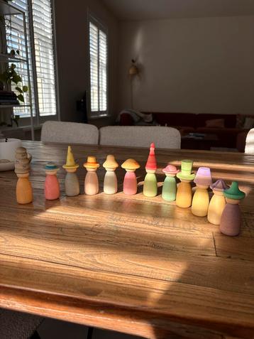 Grapat nins poppetjes met hoed beschikbaar voor biedingen
