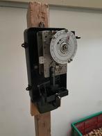 Oude schakelklok met slinger en veer., Ophalen of Verzenden