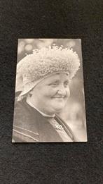Brabants dorpsleven dame in kledracht, Ophalen of Verzenden, 1920 tot 1940, Ongelopen, Noord-Brabant