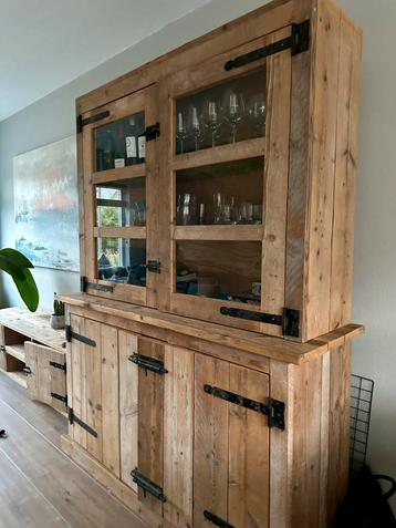 Grote 2-delige steigerhouten kast, met echt glas beschikbaar voor biedingen