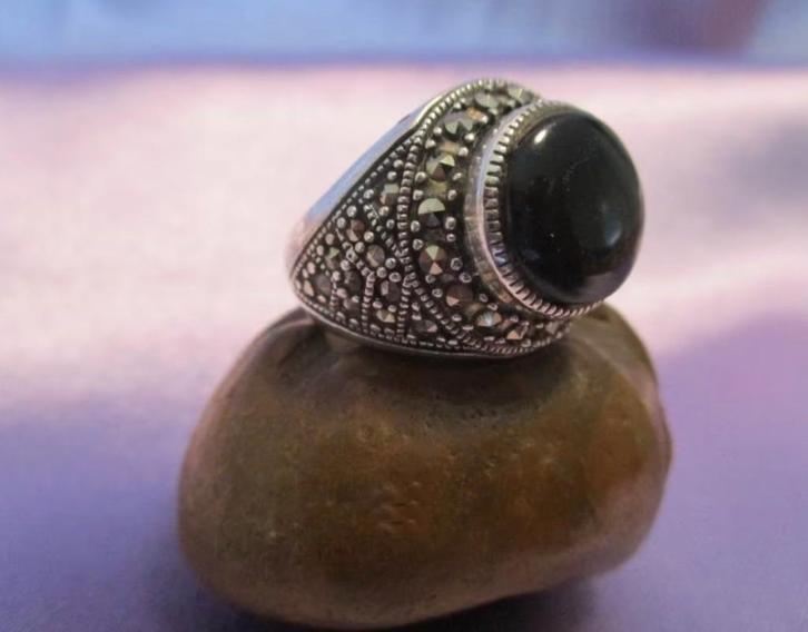 Fraaie zilveren vintage ring Ø 16,9 mm met onyx en markasiet, Sieraden, Tassen en Uiterlijk, Ringen, Nieuw, Dame of Heer, Kleiner dan 17