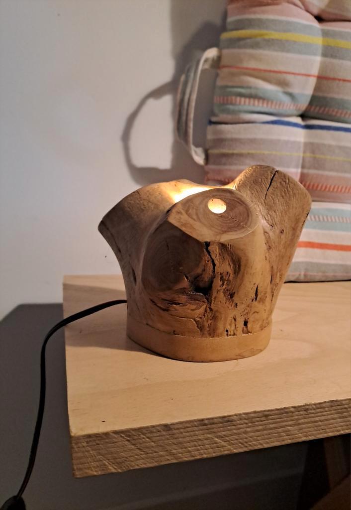 Massiefhouten tafellampje boomstam rustiek, Huis en Inrichting, Lampen | Tafellampen, Zo goed als nieuw, Minder dan 50 cm, Ophalen of Verzenden