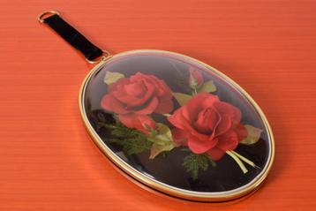 Retro vintage antieke wandhanger met kunstrozen beschikbaar voor biedingen