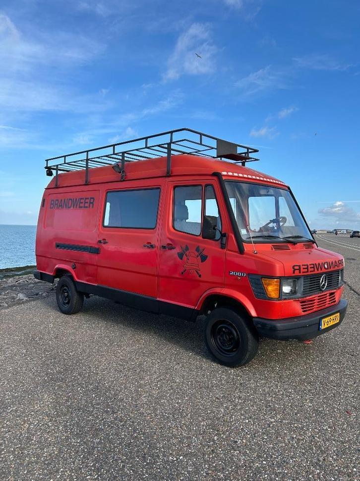 Keiharde Mercedes 208D brandweerauto perfect voor camperbouw, Auto's, Bestelauto's, Particulier, Radio, Schuifdeur, Trekhaak, USB