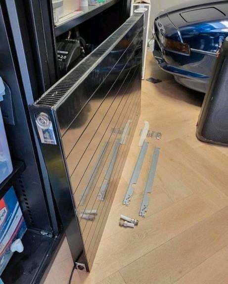 Zwarte design radiator Radson / Honeywell thermostaatknop, Huis en Inrichting, Kasten | Roldeurkasten en Archiefkasten, Zo goed als nieuw