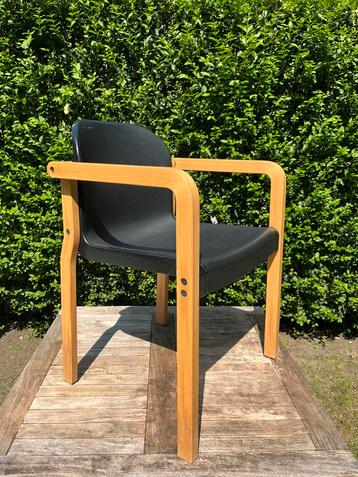 Moderne fauteuil van THONET beschikbaar voor biedingen