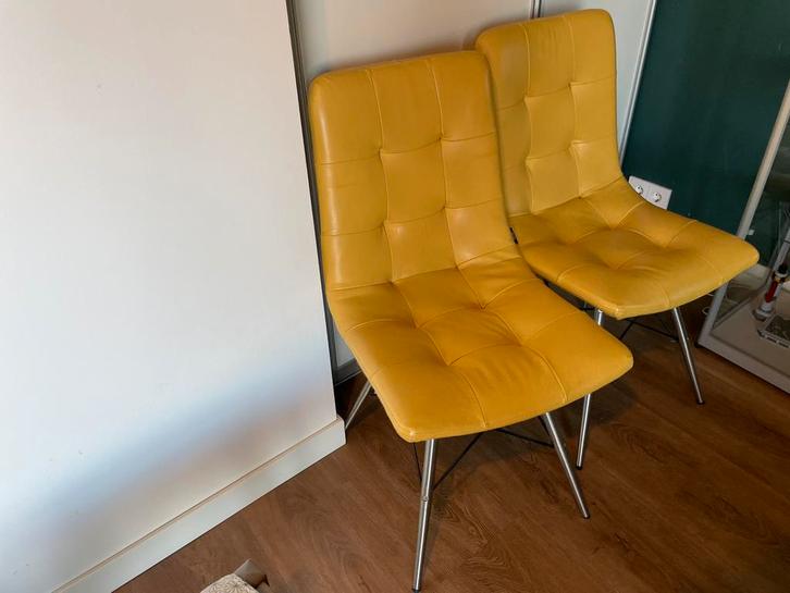 2 lederen stoelen - okergeel - super HIP - henders en hazel, Huis en Inrichting, Stoelen, Gebruikt, Twee, Leer, Overige kleuren