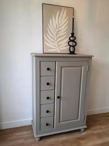 Meidenkast, grenen kast beschikbaar voor biedingen