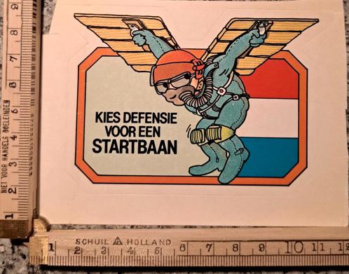 Vintage sticker parachutespringen strip propaganda defensie, Verzamelen, Stickers, Zo goed als nieuw, Overige typen, Ophalen of Verzenden