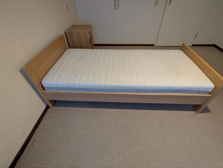 Houten Eenpersoonsbed met Matras, Huis en Inrichting, Slaapkamer | Bedden, Zo goed als nieuw, Eenpersoons, 90 cm, 200 cm, Hout
