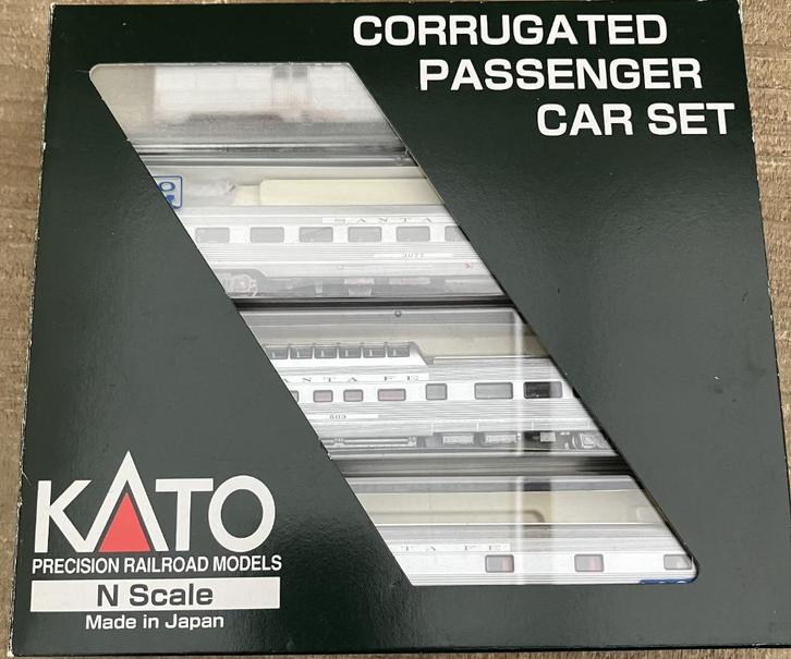 KATO 106-1603 N SCALE ATSF CORRUGATED PASSENGER CAR (SET B), Hobby en Vrije tijd, Modeltreinen | N-Spoor, Zo goed als nieuw, Treinset