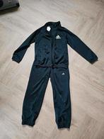 Adidas trainingspak maat 110 - Zwart/Goud, Kinderen en Baby's, Kinderkleding | Maat 110, Adidas, Jongen of Meisje, Sport- of Zwemkleding
