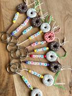 Houten DONUT hanger met naam trakteren op de basisschool, Ophalen of Verzenden, Nieuw, Feestartikel, Verjaardag