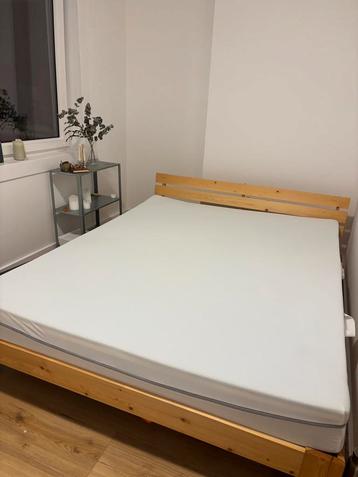 Wooden 160x200 bed frame beschikbaar voor biedingen