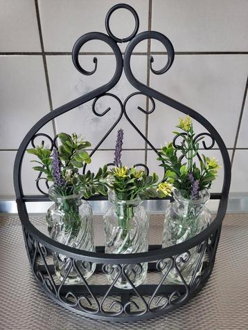 Zwart metalen plantenrekje met vaasjes beschikbaar voor biedingen